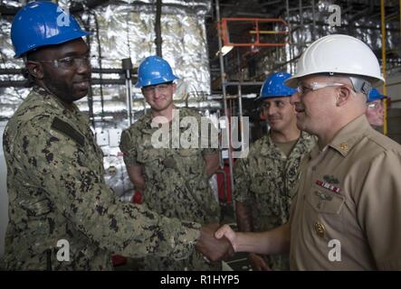 SAN DIEGO (sept. 20, 2018) Master Chief Petty Officer de la Marine Russell Smith, serre la main avec les marins à un appel mains libres à bord du navire de combat littoral USS Omaha (LCS) 12. Smith a visité le navire pour un engagement de la flotte de recueillir des commentaires et d'orientation partagée avec les marins basée à San Diego. Banque D'Images