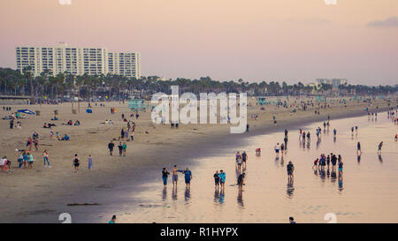 Des foules de gens sur Santa Monica Beach at sunset Banque D'Images