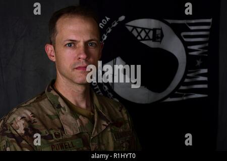 Le Lieutenant-colonel de l'US Air Force Nathan Powell, 387e Escadron expéditionnaire de la commandant, pose pour un portrait dans un endroit inconnu en Asie du Sud-Ouest, 21 septembre 2018. Reconnaissance nationale POW/MIA Journée est célébrée chaque année le 21 septembre. Il y a actuellement plus de 82 000 Américains manquant dans les conflits du passé remontant à la seconde guerre mondiale. Banque D'Images