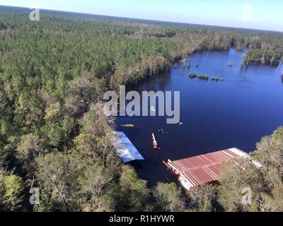 La portée de l'impact des inondations en Caroline du Nord, à la suite de l'ouragan Florence est clair sur cette photographie prise par un New York Arrmy équipage d'un soldat de la Garde nationale UH-6-0 attribuée à la société C 1er Bataillon 171 GSAB le 18 septembre, 2018. La Garde Nationale de New York a déployé deux UH-60s et 10 soldats de la Compagnie C, 1er Bataillon 171 GSAB à l'appui de la Caroline du Nord a l'ouragan Florence réponse. ( U.S. Army National Guard Banque D'Images
