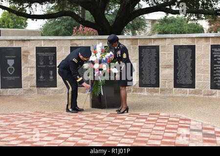 Le brig. Gen. Darren Werner, général commandant de la 13e ESC, commande et le Sgt. Le Major Cheryl N.M. Greene, sergent-major de commandement de la 13e ESC, déposer une couronne à la 13e ESC mémorial en hommage à tous les soldats qui sont morts en service dans l'unité depuis 2001 au cours d'une cérémonie du souvenir le 21 septembre 2018 à Fort Hood, au Texas. L'occasion d'une cérémonie du souvenir est l'événement culminant de la 13e semaine de célébration Anniversaire ESC. Banque D'Images