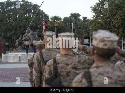 Marines avec Lima compagnie, 3e Bataillon d'instruction des recrues, saluer les couleurs nationales après avoir terminé le creuset sur Marine Corps Recruter Depot Parris Island, L.C. (du 22 septembre 2018. Le creuset est une 54 heure de l'événement culminant qui exige des recrues pour travailler en équipe et relever des défis afin de gagner le titre United States Marine. Banque D'Images