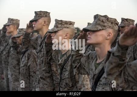 Marines avec Lima compagnie, 3e Bataillon d'instruction des recrues, saluer les couleurs nationales après avoir terminé le creuset sur Marine Corps Recruter Depot Parris Island, L.C. (du 22 septembre 2018. Le creuset est une 54 heure de l'événement culminant qui exige des recrues pour travailler en équipe et relever des défis afin de gagner le titre United States Marine. Banque D'Images