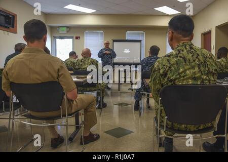 BREMERTON, dans l'État (sept. 24, 2018) - Le Cmdr. Le projet de loi, les Aumôniers Holiman enrichissement religieux (CREDO) Opération de Développement du Nord-ouest de la région, directeur de Little Rock, Ark., parle aux marins et civils de diverses commandes locales et les organismes de prévention du suicide au cours d'un sommet. La Marine a connu 20,2 suicides pour 100 000 marins au cours de 2017, et des sommets comme celui-ci visent à trouver des moyens de réduire ces chiffres. Banque D'Images