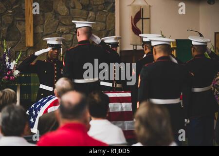 Le Corps des marines sur la garde d'honneur présente les armes à Tech. Le Sgt. Dorothy L. à l'Angil Twentynine Palms United Methodist, Twentynine Palms, en Californie, du 22 septembre 2018. Angil est enrôlé dans le Corps des Marines en 1943, à l'appui de la Seconde Guerre mondiale. Elle a ajouté à l'appui de l'effort de guerre de la guerre de Corée. Banque D'Images