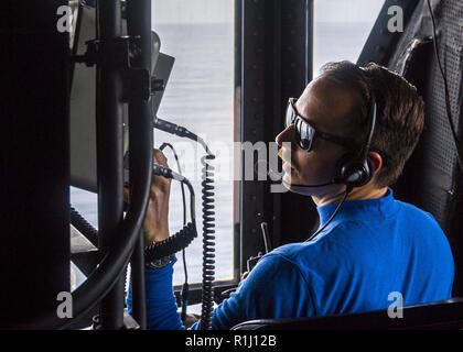 Golfe d'ADEN (sept. 20, 2018) Le lieutenant Cmdr. Andrew S. Myers, patron de l'air à bord de San Antonio-classe de transport amphibie USS dock Anchorage (LPD 23), de Christen Burg, Va., mène des opérations de vol lors d'un déploiement prévu d'Essex Groupe amphibie (ARG) et la 13e Marine Expeditionary Unit (MEU). L'Essex ARG/13e MEU est un lethal, flexible, et les polluants Navy-Marine Corps équipe déployée à la 5e flotte américaine zone d'opérations à l'appui des opérations navales pour assurer la stabilité et la sécurité maritime dans la région Centrale, reliant la Méditerranée et le Pacifique thr Banque D'Images