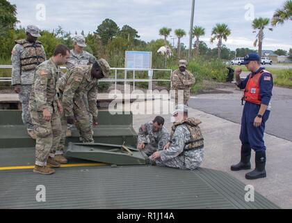 Les soldats de la Garde nationale de Caroline du Sud avec la 125e Compagnie du pont multirôle et gardes côte préparer pour décharger des véhicules d'intervention d'urgence après les transporter à travers les cours d'eau à Georgetown, Caroline du Sud, le 24 septembre, 2018. Environ 2 900 soldats et aviateurs ont été mobilisées à l'appui de partenariats organismes civils pour protéger les citoyens de Caroline du Sud à la suite de la tempête tropicale Florence. Banque D'Images