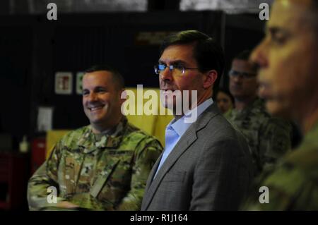 Secrétaire de l'armée, le Dr Mark Esper et le général Steven Shapiro, général commandant, Commandement de soutien Théâtre 21 parler de l'appui d'armes nucléaires à travers l'Europe, à Kaiserslautern, dépôt de l'armée, l'Allemagne le 24 septembre 2018. Le Dr Esper a été l'Secertary de l'armée depuis le 20 novembre 2017. Banque D'Images