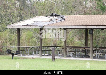 Plus d'une semaine et demie s'est écoulée et la rivière Cape Fear est juste une de plusieurs rivières importantes qui sont déborder ses rives en Caroline du Nord après l'ouragan Florence a touché terre. Le U.S. Army Corps of Engineers du District de Wilmington surveille les 3 écluses et barrages sur la rivière juste au nord de Wilmington. 1 projet de barrage et de verrouillage est complètement submergé. Le projet a été construit en 1915 et modifié en 1934 pour augmenter l'ascenseur par trois pieds pour un total de 11 pieds. La serrure est de 40 pieds par 200 pieds. Les écluses et barrages lock rarement de grands navires à travers mais plutôt protec Banque D'Images