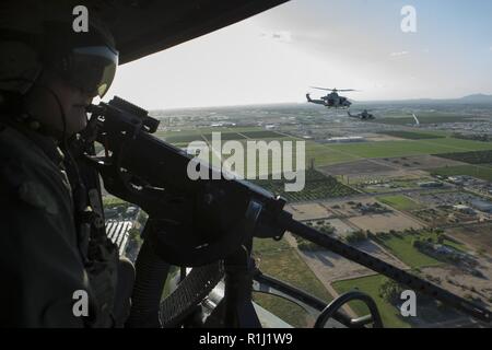 Corps des Marines des États-Unis Le Cpl. Preston Eisele, un UH-1Y Venom chef d'équipage d'avions avec l'hélicoptère d'attaque léger Marine HMLA) 469 Escadron (Marine, Groupe d'aéronefs 38, 3rd Marine Aircraft Wing, se prépare à un exercice d'appui aérien rapproché à l'appui d'armes et tactiques cours Instructeur (WTI) 1-19 à Yuma, Arizona, le 20 septembre 2018. Le WTI est une formation de sept semaines événement organisé par Marine Aviation armes et tactiques d'un escadron (MAWTS-1) qui met l'intégration opérationnelle des six fonctions de l'aviation du Corps des Marines à l'appui d'une masse d'air maritime task force. Le WTI fournit les tactica avancée Banque D'Images