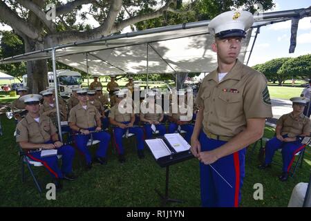 Les membres de la Marine Corps Forces Pacific Band jouer de la musique pendant la journée de reconnaissance POW/MIA cérémonie organisée par la défense POW/MIA Agence Comptable au National Memorial Cemetery of the Pacific, Honolulu, Hawaï, 21 septembre 2018. Cette journée a été établie pour la première fois en 1979 par une proclamation du Président Jimmy Carter, à l'occasion d'honorer et de reconnaître les sacrifices de ces Américains qui ont été prisonniers de guerre et de rappeler à la nation de ceux qui sont toujours portés disparus en action. L'événement a lieu chaque année le troisième vendredi du mois de septembre en l'honneur de ceux qui ont été priso Banque D'Images