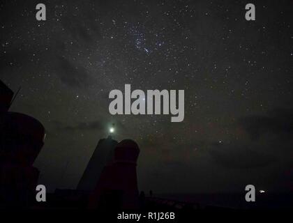 Le détroit de Bab El Mandeb (sept. 21, 2018) San Antonio-classe de transport amphibie USS dock Anchorage (LPD 23) transits le Bab Al Mandeb tout droit lors d'un déploiement prévu d'Essex Groupe amphibie (ARG) et la 13e Marine Expeditionary Unit (MEU). L'Essex ARG/13e MEU est un lethal, flexible, et les polluants Navy-Marine Corps équipe déployée à la 5e flotte américaine zone d'opérations à l'appui des opérations navales pour assurer la stabilité et la sécurité maritime dans la région Centrale, reliant la Méditerranée et le Pacifique à travers l'ouest de l'Océan indien et trois axes stratégiques de ch Banque D'Images