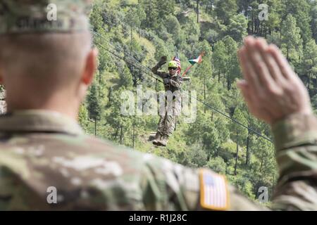 La CPS. Sierra Hill, un soldat avec 1-2 Stryker Brigade Combat Team, prête le serment d'engagement sur une corde au poste militaire de Chaubattia, Inde, 25 septembre 2018. La réinscription cérémonie était administré par le major-général William Graham, le général commandant adjoint du I Corps, pendant l'exercice Yudh Abhyas 18. Banque D'Images