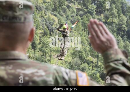 La CPS. Sierra Hill, un soldat avec 1-2 Stryker Brigade Combat Team, prête le serment d'engagement sur une corde au poste militaire de Chaubattia, Inde, 25 septembre 2018. La réinscription cérémonie était administré par le major-général William Graham, le général commandant adjoint du I Corps, pendant l'exercice Yudh Abhyas 18. Banque D'Images