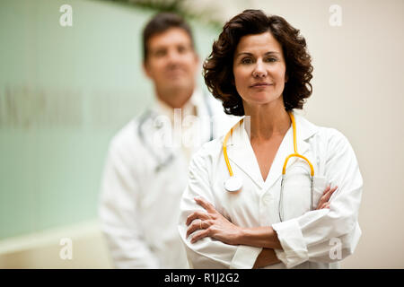 Portrait de femme médecin avec son collègue dans l'arrière-plan. Banque D'Images