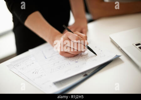 Businesswoman écrit à la paperasse. Banque D'Images