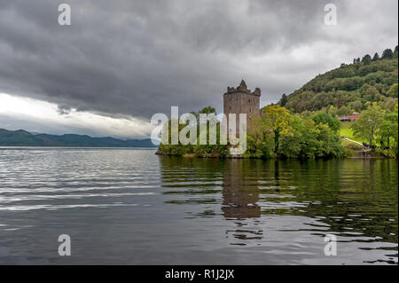 Vue sur le château d'Urquhart quand on l'approche du loch. Banque D'Images