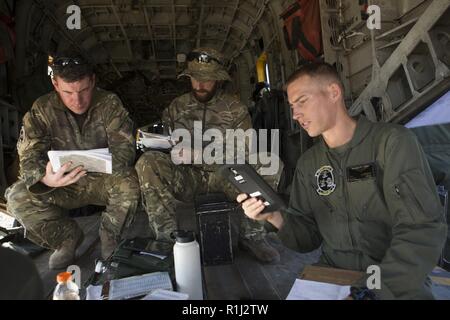 Les Marines américains avec des armes et des tactiques de l'Aviation maritime un escadron (MAWTS-1) plan d'une bataille avec la Royal Air Force impliquant le CH-53E Super Stallion avion et le CH-47 Chinook de Boeing à l'appui d'avions d'armes et tactiques cours Instructeur (WTI) 1-19 à Yuma, Arizona, du 22 septembre 2018. Le WTI est une formation de 7 semaines organisé par MAWTS-1 qui met l'intégration opérationnelle des six fonctions de l'aviation du Corps des Marines à l'appui d'un groupe de travail air-sol. Le WTI fournit également des tactiques avancés normalisés de l'unité de formation et de certification pour les qualifications des instructeurs Banque D'Images