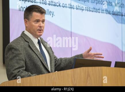 180926-D-FV109-004 MECHANICSBURG, Pennsylvanie (sept. 26, 2018) Les systèmes d'approvisionnement Naval Command (NAVSUP) a tenu une journée de reconnaissance POW/MIA 25 septembre. Conférencier Timothy J. Ryan, avocat-conseil associé dans le bureau de l'avocat à la distribution de la Defense Logistics Agency de New Cumberland, Pennsylvanie, a partagé son expérience lors d'une affectation de l'armée à la 10e Mountain Division déployée à Mogadiscio, en Somalie en tant que leader d'un peloton d'infanterie qui ont pris part à la plus grande mobilisation militaire dans l'histoire de l'Organisation des Nations Unies pour les opérations d'imposition de la paix, le sauvetage et la Delta Force personnel Rangers piégés dans c Banque D'Images