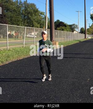 Fort McCoy (Wisconsin) Membre de l'équipe Army Ten-Miler Le s.. Teague avec le James Fort McCoy militaires Officer Academy est en cours d'exécution d'un peu de pratique, le 22 septembre 2018, avec les autres membres de l'équipe à Tomah, Wisconsin Fort McCoy domaines deux équipes de huit coureurs pour le 2018 Army Ten-Miler au Pentagone. Banque D'Images