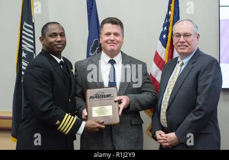 180926-D-FV109-005 MECHANICSBURG, Pennsylvanie (sept. 26, 2018) Les systèmes d'approvisionnement Naval Command (NAVSUP) accueilli par le président Timothy J. Ryan, avocat-conseil associé dans le bureau de l'avocat à la distribution de la Defense Logistics Agency de New Cumberland, Pennsylvanie, a partagé son expérience lors d'une affectation de l'armée à la 10e Mountain Division déployée à Mogadiscio, en Somalie en tant que leader d'un peloton d'infanterie qui ont pris part à la plus grande mobilisation militaire dans l'histoire de l'Organisation des Nations Unies pour les opérations d'imposition de la paix, le sauvetage et la Delta Force personnel Rangers piégés dans des hommes armés de combat rapproché avec lo Banque D'Images