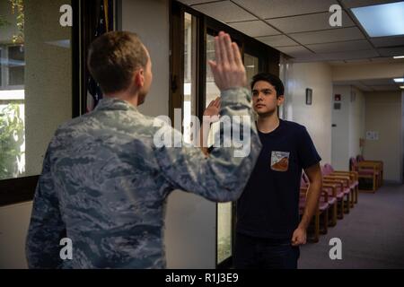 U.S. Air Force Le Major Chris Dufford, 18e Escadron du génie de l'Aerospace Medical bioenvironmental chef des opérations, jure Dean Taylor dans l'Armée de l'air entrée retardée. programme de serment à l'entrée plus tardive du programme. L'Armée de l'air recrute les meilleurs candidats possible, puis leur fournit une formation très technique et difficile, qui leur donne les compétences nécessaires pour reconstituer la capacité de combat de la Force aérienne de l'Amérique. Banque D'Images