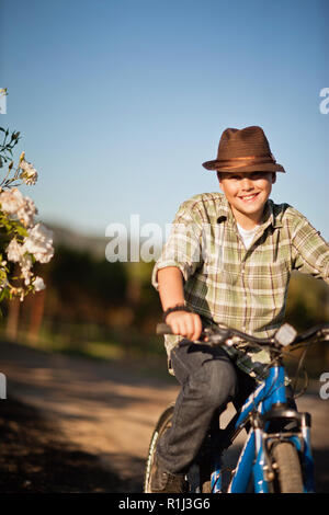 Portrait of smiling boy sur sa bicyclette. Banque D'Images