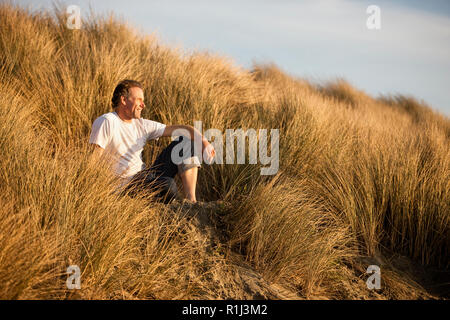 Homme mature à la recherche dans la distance. Banque D'Images