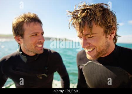 Portrait de deux surfeurs à l'eau. Banque D'Images