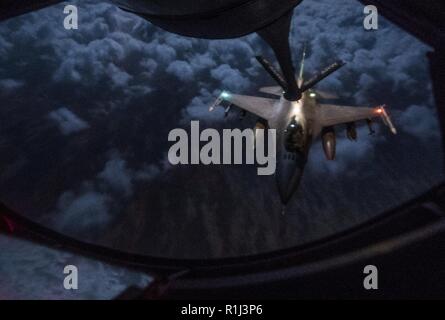 Un U.S. Air Force F-16 Fighting Falcon affecté à la 157e Escadron de chasse expéditionnaire reçoit le combustible dans un KC-135 Stratotanker lors d'une mission à l'appui de l'opération sur l'Irak, résoudre inhérent 21 Septembre, 2018. Le F-16 Fighting Falcon est un appareil compact, multi-rôle d'avions de chasse. Il est très manoeuvrable et a fait ses preuves dans les combats air-air et air-surface d'attaque. Il peut localiser des cibles dans toutes les conditions météorologiques et de détecter les aéronefs volant à basse altitude dans l'encombrement du radar. Us Air Forces Central Command des aviateurs, Joint personnel, et les partenaires de la Coalition se tiennent prêts à défendre nos forces fr Banque D'Images