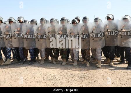 Les membres de la Police fédérale irakienne techniques antiémeutes pratique durant la formation au camp de Dublin, l'Iraq, le 24 septembre, 2018. Depuis janvier 2015 le personnel de la Coalition ont assuré la formation de plus de 150 000 soldats irakiens et les femmes de tous les rangs, y compris 55 000 membres de l'armée iraquienne ; près de 25 000 et 72 000 policiers autour de la sécurité, des gardes frontière et de contre-terrorisme personnel. Banque D'Images