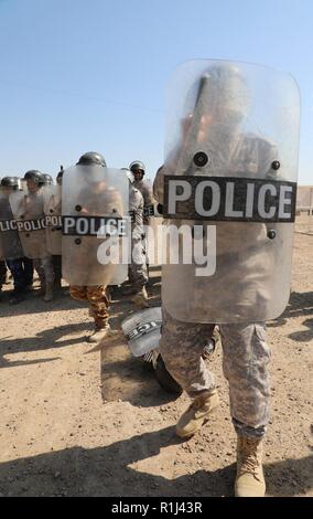 Les membres de la Police fédérale irakienne techniques antiémeutes pratique durant la formation au camp de Dublin, l'Iraq, le 24 septembre, 2018. Depuis janvier 2015 le personnel de la Coalition ont assuré la formation de plus de 150 000 soldats irakiens et les femmes de tous les rangs, y compris 55 000 membres de l'armée iraquienne ; près de 25 000 et 72 000 policiers autour de la sécurité, des gardes frontière et de contre-terrorisme personnel. Banque D'Images