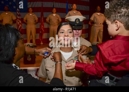 PORTSMOUTH (Virginie (sept. 21, 2018) - l'hôpital Chef Agriculteur Brittney Corpsman est épinglé par sa famille au cours de la Naval Medical Center Portsmouth (NMCP) exercice 2019 le premier maître de cérémonie l'épinglage (CPO) à l'auditorium le 21 septembre. Dix des premiers maîtres de sa branche PNLP et cliniques ont été épinglées durant la cérémonie. Banque D'Images