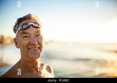 Portrait of a smiling man wearing lunettes de natation. Banque D'Images