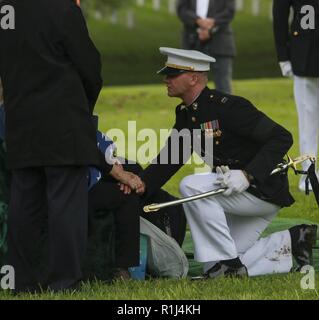 Le capitaine Mason W. Graham, commandant de peloton, 2e peloton, Compagnie Bravo, Marine Barracks Washington D.C., parle avec le plus proche parent lors d'une tous les honneurs de funérailles pour trois ex-disparus Vietnam veterans au cimetière national d'Arlington, Arlington, Va., le 27 septembre 2018. Capitaine John A. Maison II, Cpl. Glyn L. Runnels, Jr. et lance le Cpl. John D. Killen III ont été comptabilisées au 22 décembre 2015, et enterrés ensemble à Arlington. Les marines sont morts quand leur CH-64 Sea Knight Un hélicoptère a été frappé par le feu de l'ennemi et s'est écrasé, le 30 juin 1967. House, qui a piloté l'hélicoptère, a tenté d'insérer cet objet. Banque D'Images