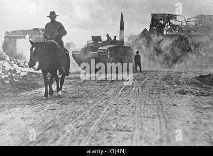 Char américain attaché à la 27e Division arrivant à Bellicourt le 3 octobre 1918, à la suite de l'attaque sur la ligne Hindenburg le 29 septembre-octobre 1, escorté par un Australien Soldeir à cheval. Le réservoir est suivie par de longs trains de munitions, de fournitures, et les chars avec les troupes britanniques et australiennes. Banque D'Images