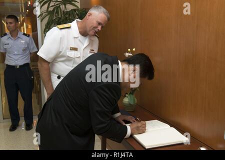 L'arrière de l'US Navy Adm. Jon Kreitz regarde République de Corée Vice Ministre de la Défense nationale Choo Suk Suh signe le livre d'or sur la défense POW/MIA Agence Comptable (DPAA), Septembre 26, 2018. Le Vice-Ministre de la Défense a visité New York pour prendre part à une cérémonie de rapatriement 64 demeure lors de opérations conjointes, mais ont ensuite déterminé à être membres de la Corée du Sud. Banque D'Images