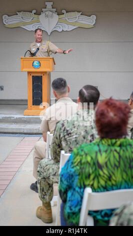 CORONADO, Californie (sept. 27, 2018) Le capitaine Christopher Guyotat, chef d'état-major de la Marine, commandant de la Force de surface, de la Flotte du Pacifique des États-Unis (CNSP) propose l'allocution de clôture au cours d'une cérémonie à l'occasion du Mois du patrimoine hispanique la médaille d'honneur de la cour. Chaque année, la célébration d'un mois à partir de 15 septembre à 15 octobre célèbre la culture, l'histoire et les contributions des citoyens de l'Espagne, le Mexique, et d'autres pays hispanophones. La Marine américaine Banque D'Images