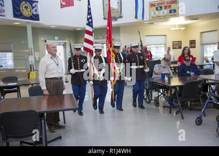 (À GAUCHE) Lance Corporal Collin SanFelice, Sgt. Jeffrey Xochicale, Sgt. Rudy Hernandez, et lance le Cpl. Kevin A., OcampoCarvajal sur mars les couleurs lors de l'ouverture de la POW/MIA cérémonie du souvenir à la maison des anciens combattants d'California-Barstow, 21 septembre. Banque D'Images
