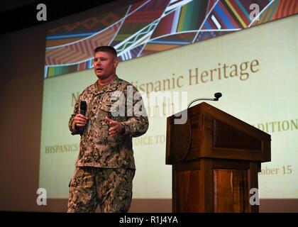 PEARL HARBOR (sept. 26, 2018) Le Cmdr. Corey Hurd, chef de l'officier d'une base commune, Harbor-Hickam Pearl fournit des remarques de clôture lors d'un événement national reconnaissant le Mois du patrimoine hispanique, 26 septembre. Le Mois du patrimoine hispanique national est observé à partir du 15 septembre au 15 octobre. Le thème de cette année est 'Les Hispaniques : une voix sans fin d'améliorer nos traditions." Banque D'Images