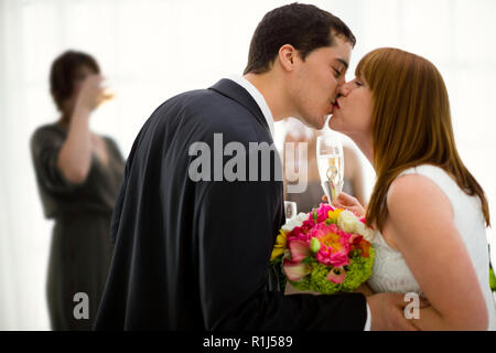 Bride and Groom kissing à réception de mariage. Banque D'Images