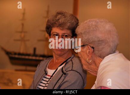 L'hôtel Hampton Roads Naval Museum a eu l'occasion d'accueillir une visite guidée spéciale de sa tribune aujourd'hui. Association des bénévoles Tony D'Angelo et James Hahn, avec le coordonnateur des bénévoles du musée de puits Darcy se félicite Ann Nelson, du Williamsburg Virginia et Carol Weigel du Lac Gaston, Caroline du Nord aujourd'hui. Les deux ont eu l'occasion de visiter la galerie, et d'obtenir un aperçu de la région riche de connexion à l'US Navy. Banque D'Images