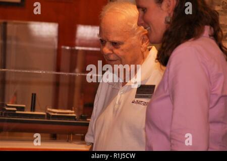 L'hôtel Hampton Roads Naval Museum a eu l'occasion d'accueillir une visite guidée spéciale de sa tribune aujourd'hui. Association des bénévoles Tony D'Angelo et James Hahn, avec le coordonnateur des bénévoles du musée de puits Darcy se félicite Ann Nelson, du Williamsburg Virginia et Carol Weigel du Lac Gaston, Caroline du Nord aujourd'hui. Les deux ont eu l'occasion de visiter la galerie, et d'obtenir un aperçu de la région riche de connexion à l'US Navy. Banque D'Images