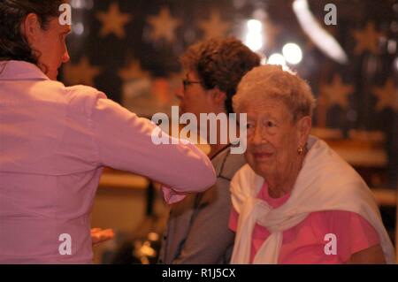 L'hôtel Hampton Roads Naval Museum a eu l'occasion d'accueillir une visite guidée spéciale de sa tribune aujourd'hui. Association des bénévoles Tony D'Angelo et James Hahn, avec le coordonnateur des bénévoles du musée de puits Darcy se félicite Ann Nelson, du Williamsburg Virginia et Carol Weigel du Lac Gaston, Caroline du Nord aujourd'hui. Les deux ont eu l'occasion de visiter la galerie, et d'obtenir un aperçu de la région riche de connexion à l'US Navy. Banque D'Images