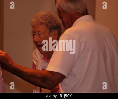 L'hôtel Hampton Roads Naval Museum a eu l'occasion d'accueillir une visite guidée spéciale de sa tribune aujourd'hui. Association des bénévoles Tony D'Angelo et James Hahn, avec le coordonnateur des bénévoles du musée de puits Darcy se félicite Ann Nelson, du Williamsburg Virginia et Carol Weigel du Lac Gaston, Caroline du Nord aujourd'hui. Les deux ont eu l'occasion de visiter la galerie, et d'obtenir un aperçu de la région riche de connexion à l'US Navy. Banque D'Images