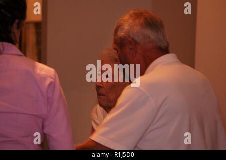 L'hôtel Hampton Roads Naval Museum a eu l'occasion d'accueillir une visite guidée spéciale de sa tribune aujourd'hui. Association des bénévoles Tony D'Angelo et James Hahn, avec le coordonnateur des bénévoles du musée de puits Darcy se félicite Ann Nelson, du Williamsburg Virginia et Carol Weigel du Lac Gaston, Caroline du Nord aujourd'hui. Les deux ont eu l'occasion de visiter la galerie, et d'obtenir un aperçu de la région riche de connexion à l'US Navy. Banque D'Images