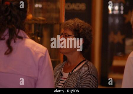 L'hôtel Hampton Roads Naval Museum a eu l'occasion d'accueillir une visite guidée spéciale de sa tribune aujourd'hui. Association des bénévoles Tony D'Angelo et James Hahn, avec le coordonnateur des bénévoles du musée de puits Darcy se félicite Ann Nelson, du Williamsburg Virginia et Carol Weigel du Lac Gaston, Caroline du Nord aujourd'hui. Les deux ont eu l'occasion de visiter la galerie, et d'obtenir un aperçu de la région riche de connexion à l'US Navy. Banque D'Images