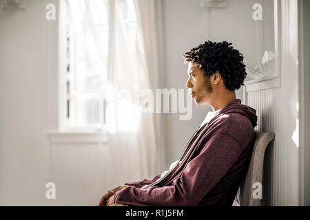 Mélancolie homme assis sur une chaise. Banque D'Images