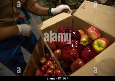 Les Marines et les marins charger les boîtes avec les pommes à la banque alimentaire de San Francisco San Francisco pendant la Semaine de la flotte, le 4 octobre 2018. Au total, le service chargé des membres 23 000 livres de pommes sur des palettes qui seront expédiées le jour-même à plus de 400 offices dans la région de San Francisco. Le San Francisco Banque alimentaire rss 144 000 personnes chaque semaine et offre 49 millions de livres de nourriture chaque année. La coopération et la coordination des relations établies au cours de la semaine de San Francisco, favoriser le développement et le partage des meilleures pratiques dans l'aide humanitaire et est reconnu par l'Organisation des Stat Banque D'Images