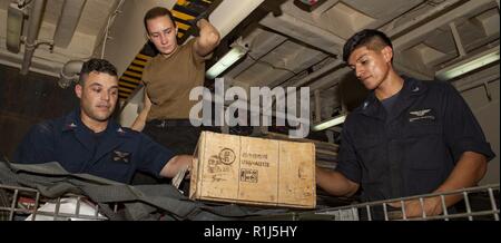 Océan Atlantique (oct. 4, 2018) marins affectés à la division G3 déplacer des caisses de munitions à bord de la classe Wasp-navire d'assaut amphibie USS Iwo Jima (DG 7). Iöjima ont récemment quitté son port d'attache de la station navale de Mayport suite à l'achèvement d'un service d'entretien continu de la disponibilité. Banque D'Images